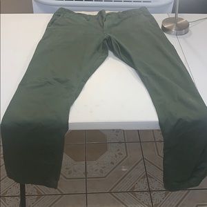 Chino pant. Uniqlo. Army green.